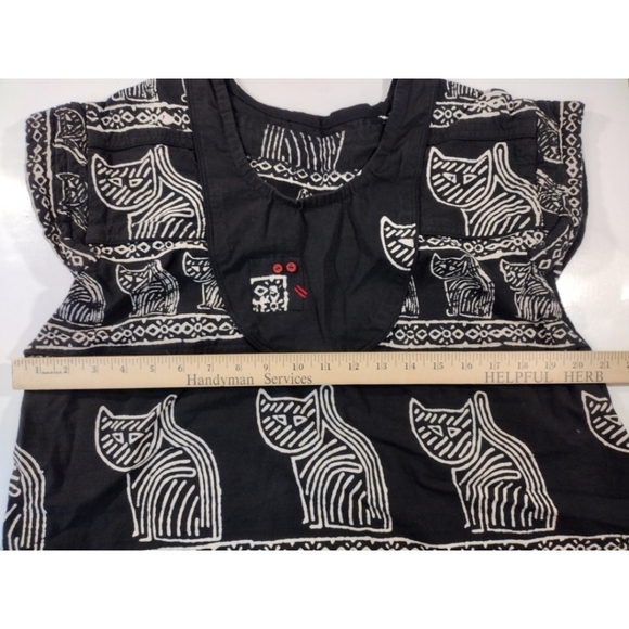 Cat print top with curved neck line - Picture 9 of 10